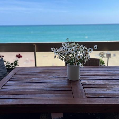 Acogedor Y Amplio Apartamento Familiar A Pie De Playa كالافيل المظهر الخارجي الصورة