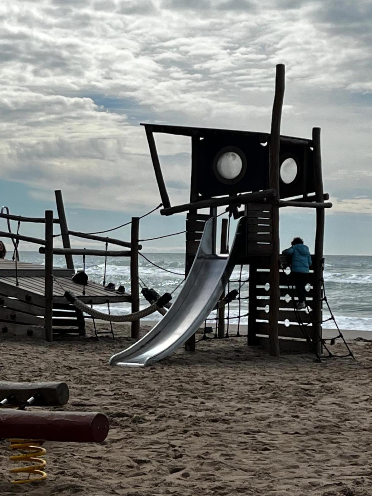 Acogedor Y Amplio Apartamento Familiar A Pie De Playa كالافيل المظهر الخارجي الصورة