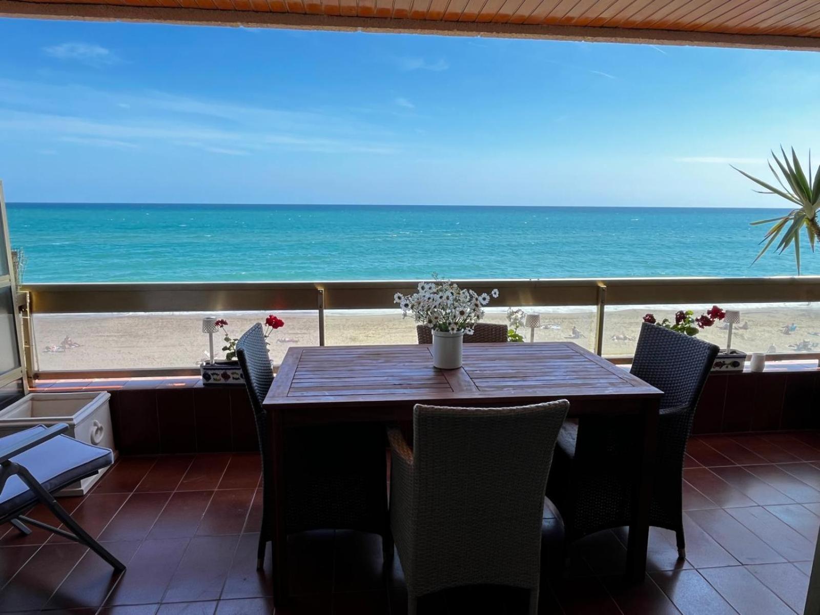 Acogedor Y Amplio Apartamento Familiar A Pie De Playa كالافيل المظهر الخارجي الصورة