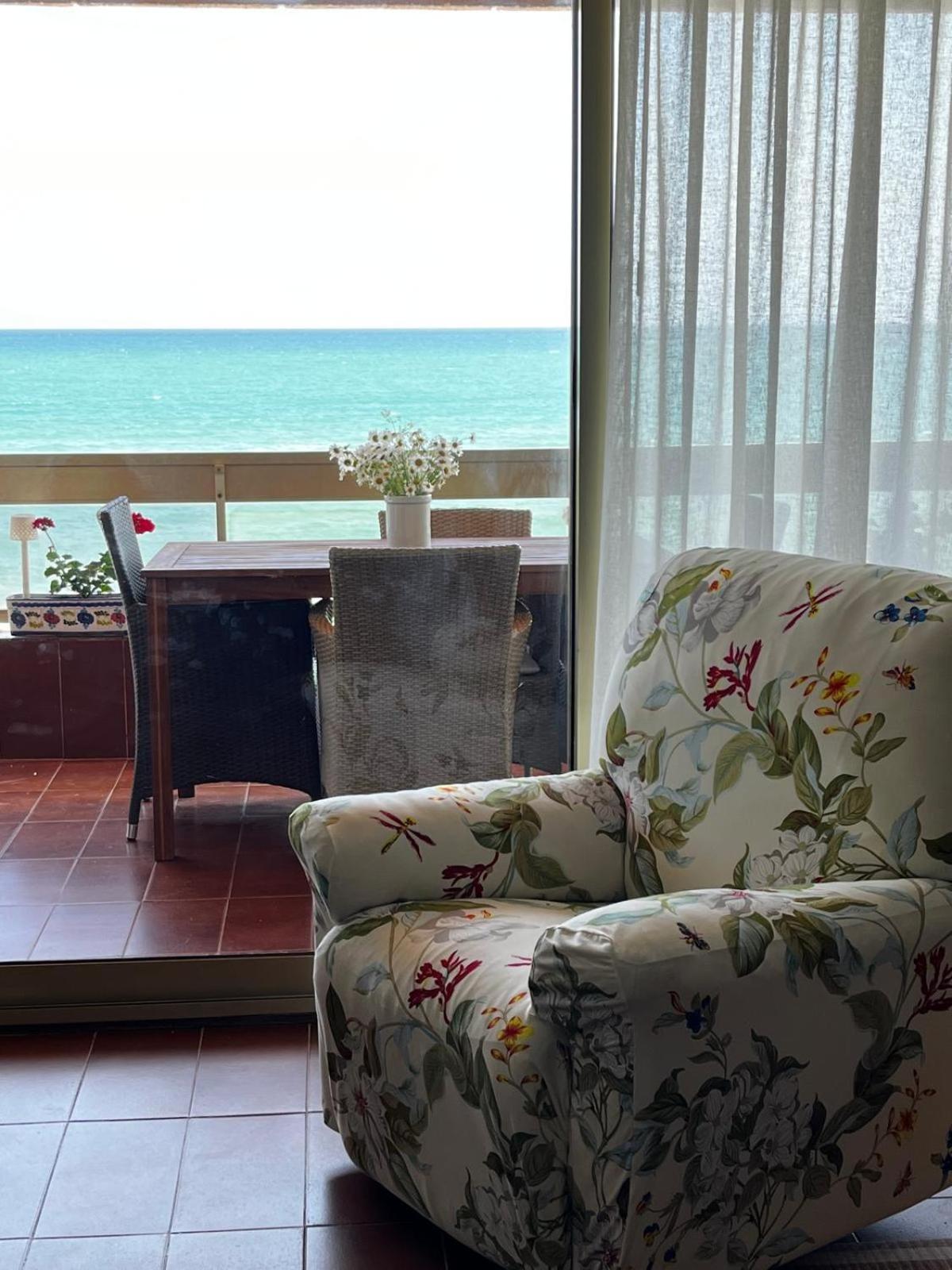 Acogedor Y Amplio Apartamento Familiar A Pie De Playa كالافيل المظهر الخارجي الصورة
