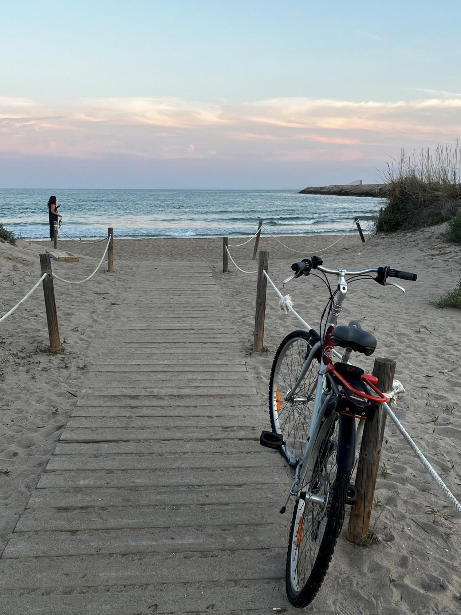 Acogedor Y Amplio Apartamento Familiar A Pie De Playa كالافيل المظهر الخارجي الصورة