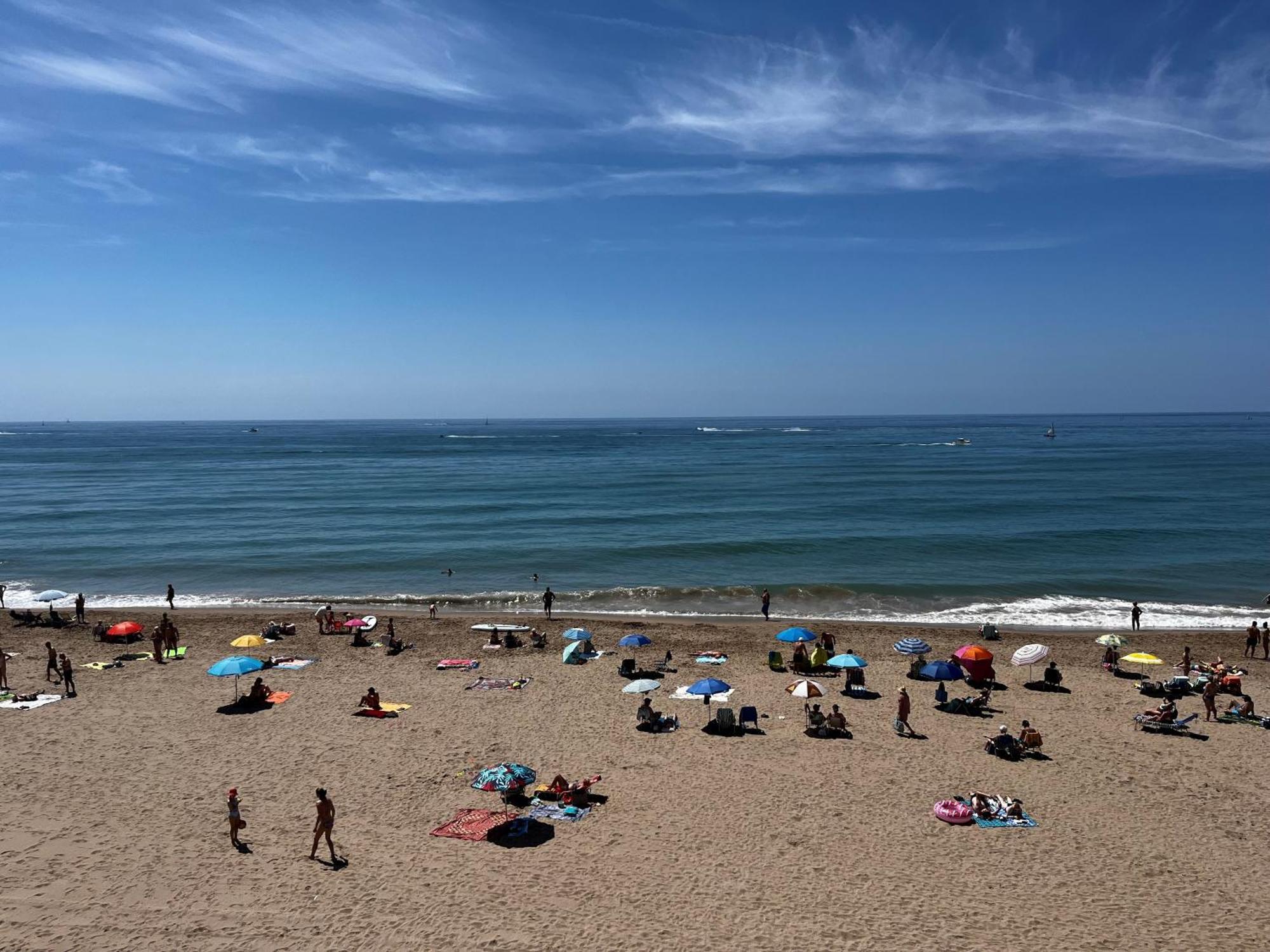 Acogedor Y Amplio Apartamento Familiar A Pie De Playa كالافيل المظهر الخارجي الصورة