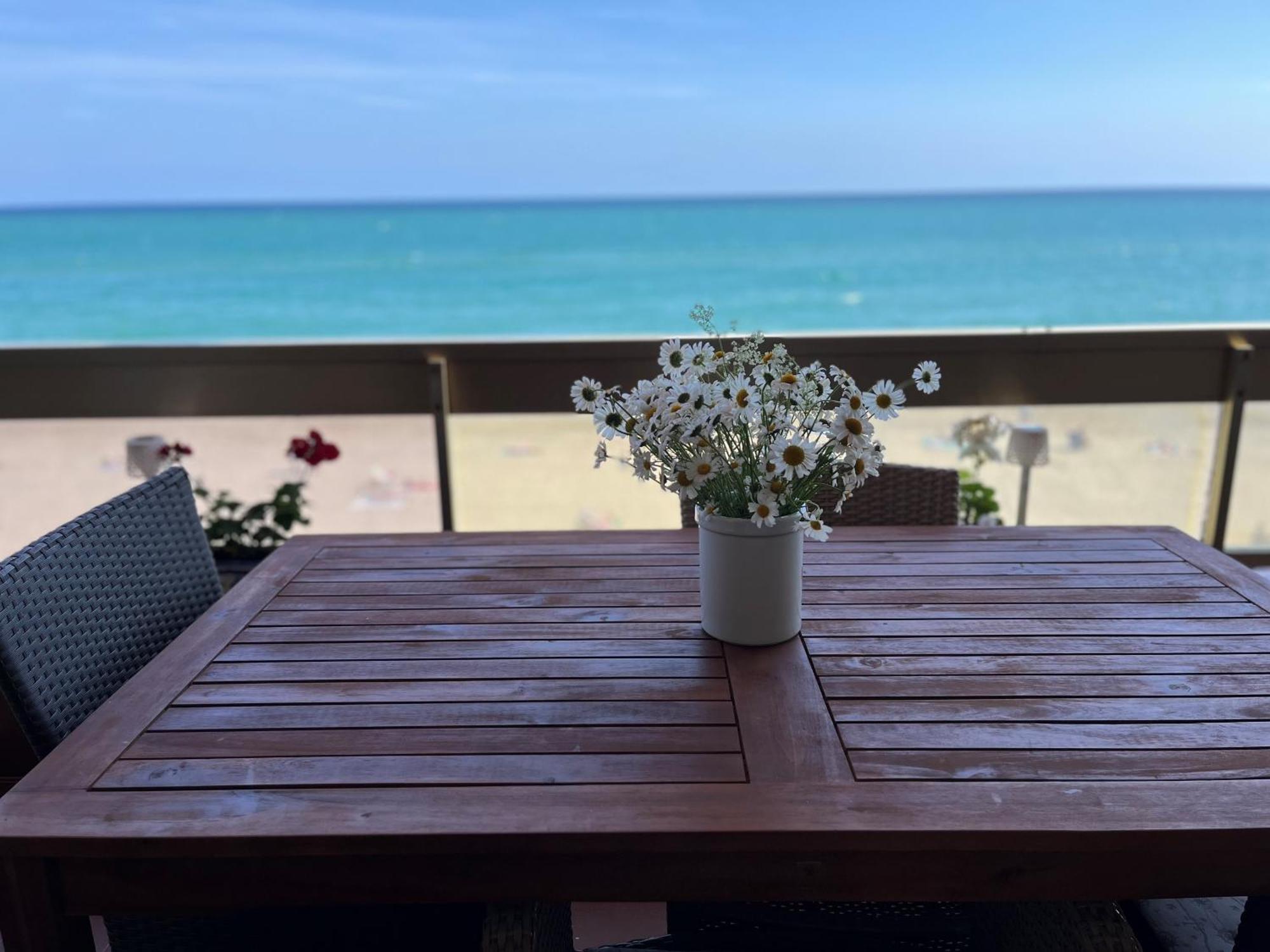 Acogedor Y Amplio Apartamento Familiar A Pie De Playa كالافيل المظهر الخارجي الصورة