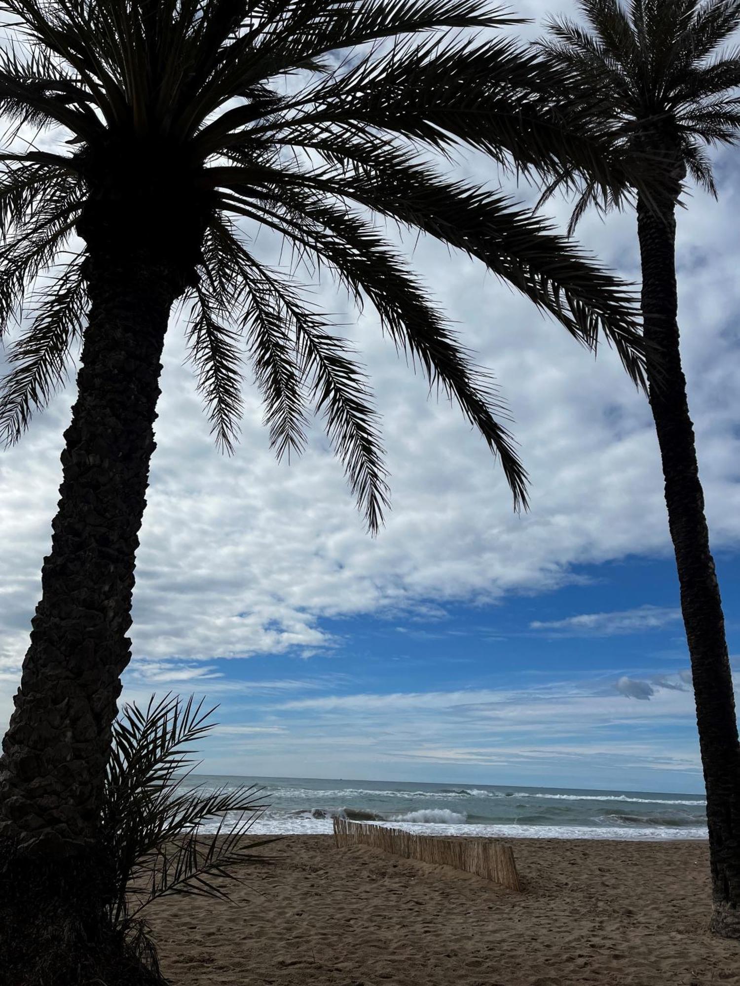Acogedor Y Amplio Apartamento Familiar A Pie De Playa كالافيل المظهر الخارجي الصورة