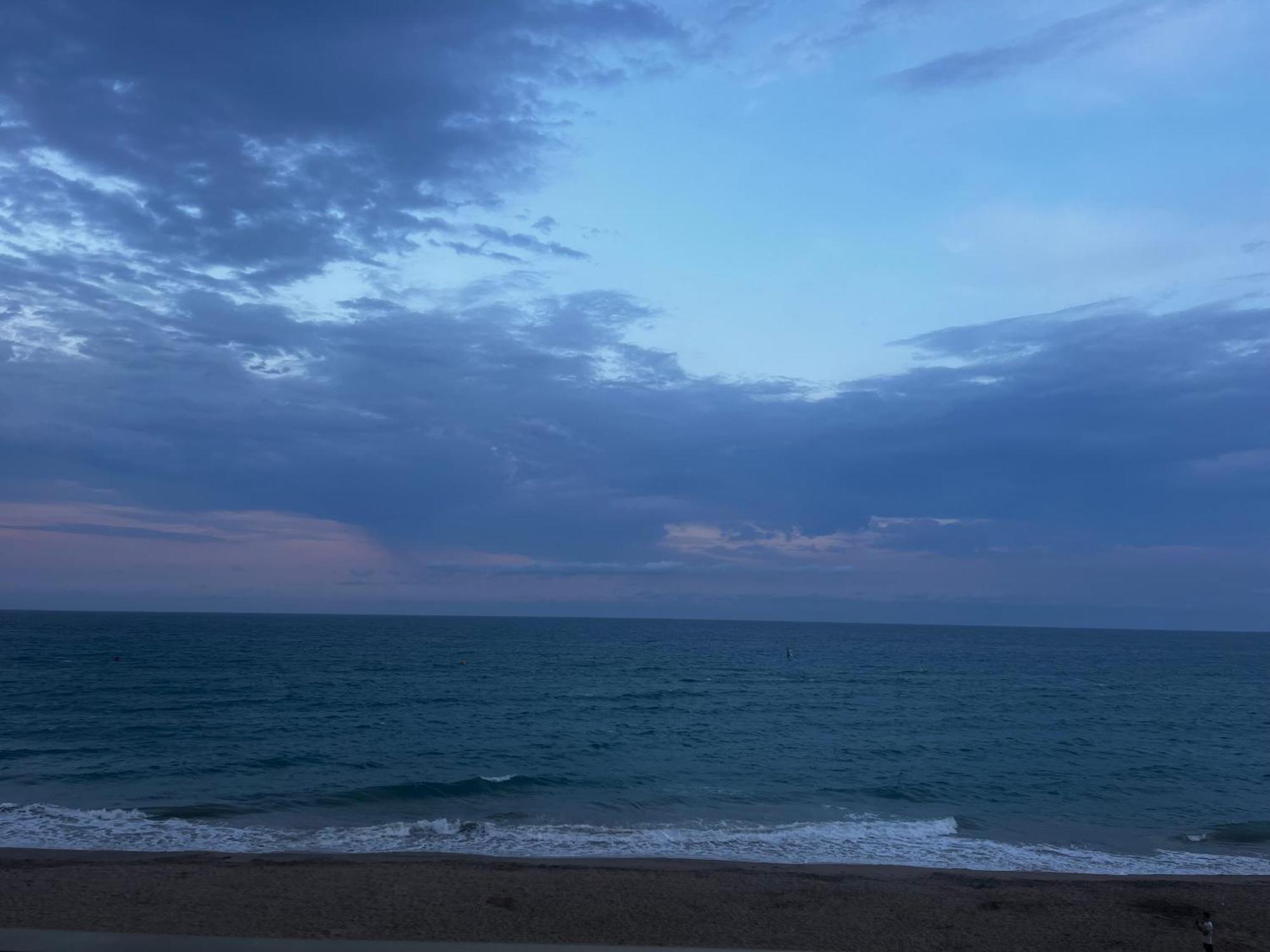 Acogedor Y Amplio Apartamento Familiar A Pie De Playa كالافيل المظهر الخارجي الصورة