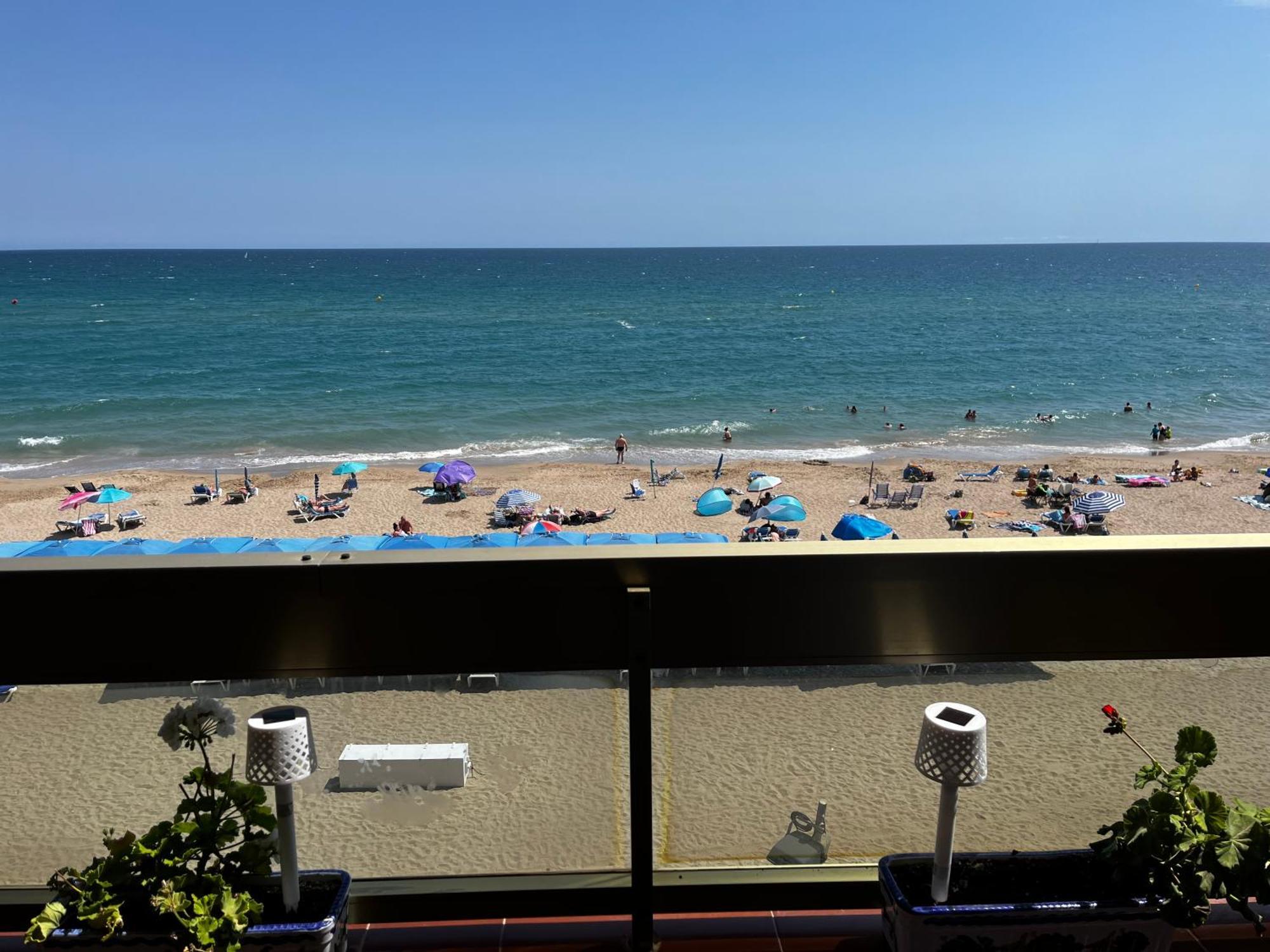 Acogedor Y Amplio Apartamento Familiar A Pie De Playa كالافيل المظهر الخارجي الصورة